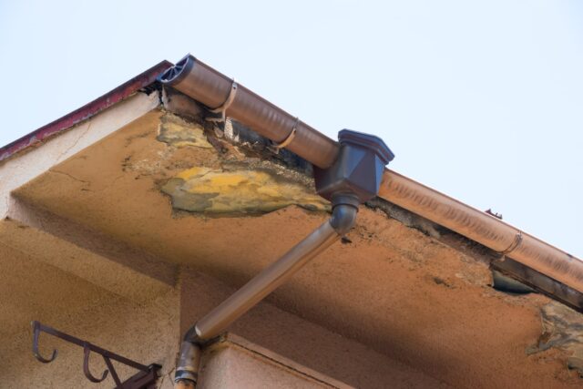 なぜ雨樋塗装が必要なの？劣化症状と塗装方法・費用相場について解説